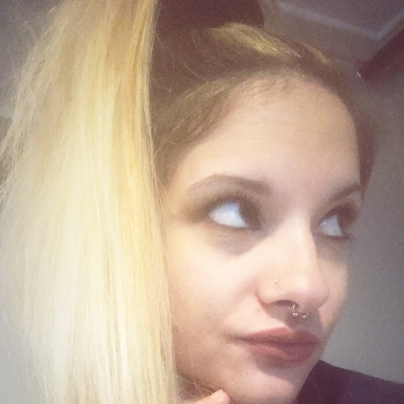 Meet your Posher, Hallie - Picture 1 of 1